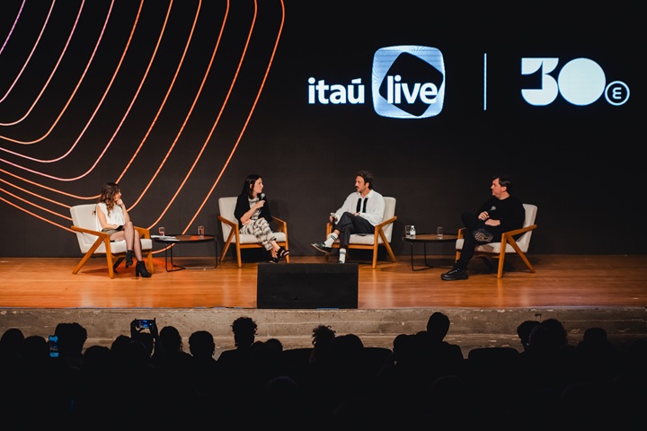 Divulgação Itaú Unibanco Sarah Oliveira (apresentadora), Pepeu Correa (CEO da 30e), Juliana Cury (CMO do Itaú Unibanco) e Rodrigo Montesano (Superintendente de Experiências e Conexões de marca do Itaú Unibanco